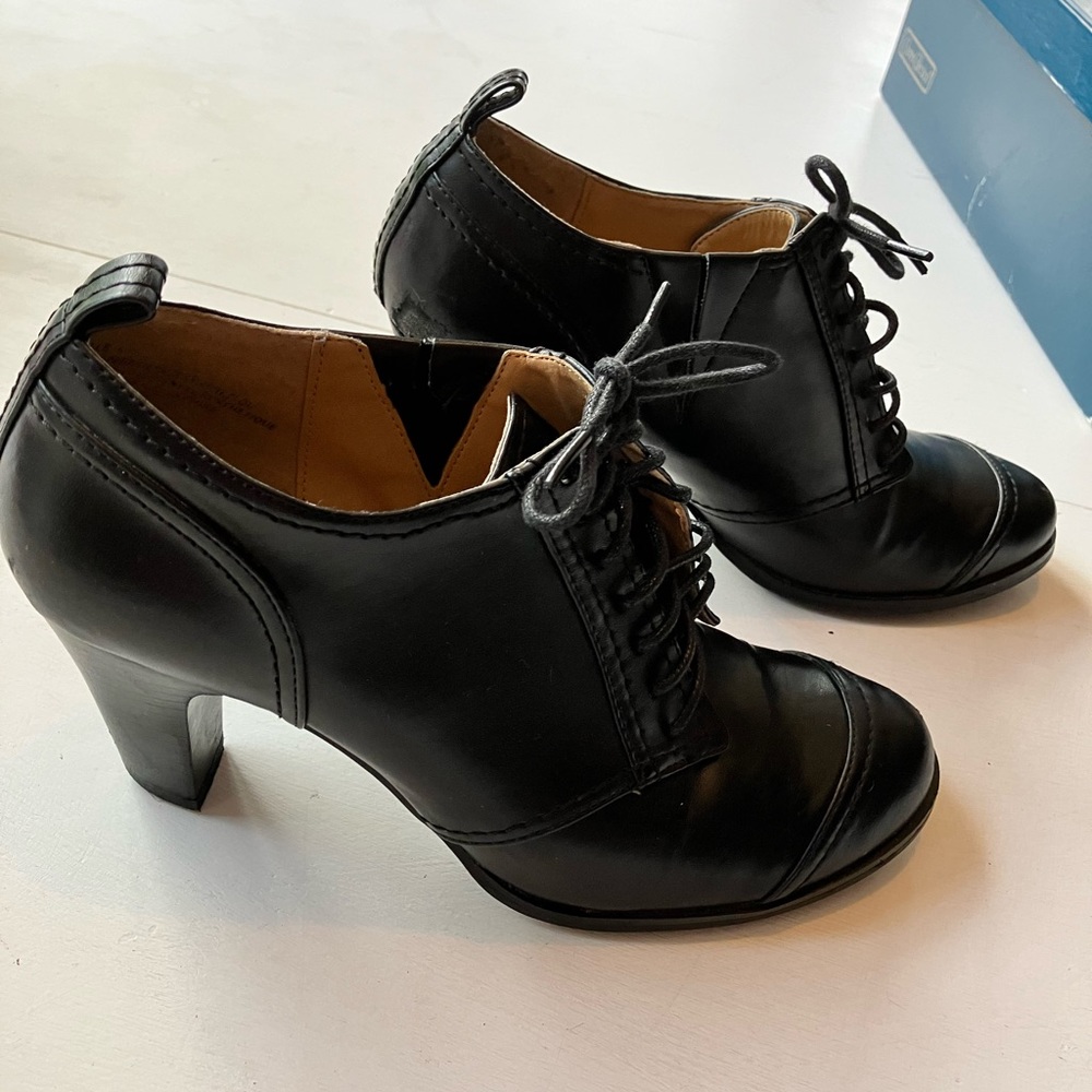 Expressions Black leather lace up.Sz. 6M